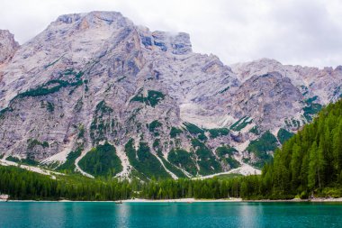 Alplerdeki dolomite dağları bulutlu ve manzara sisli.