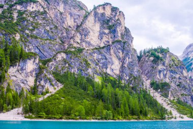 Alplerdeki dolomite dağları bulutlu ve manzara sisli.