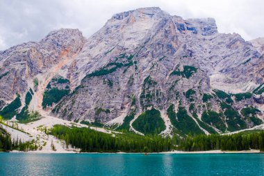 Alplerdeki dolomite dağları bulutlu ve manzara sisli.