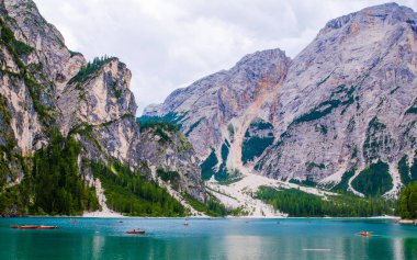 Alplerdeki dolomite dağları bulutlu ve manzara sisli.