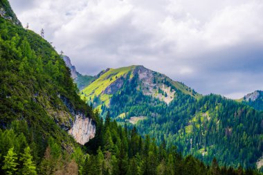 Alplerdeki dolomite dağları bulutlu ve manzara sisli.