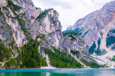 Alplerdeki dolomite dağları bulutlu ve manzara sisli.