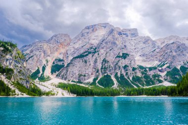 Alplerdeki dolomite dağları bulutlu ve manzara sisli.