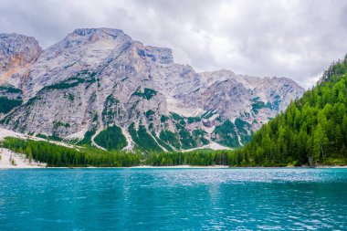 Alplerdeki dolomite dağları bulutlu ve manzara sisli.