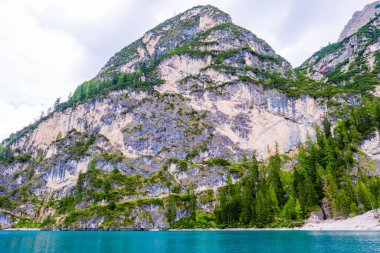 Alplerdeki dolomite dağları bulutlu ve manzara sisli.