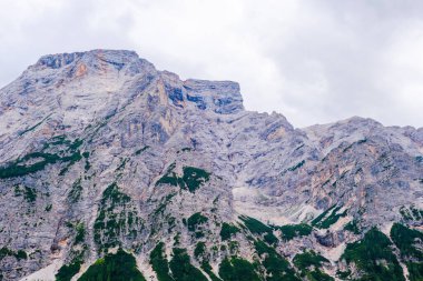 Alplerdeki dolomite dağları bulutlu ve manzara sisli.