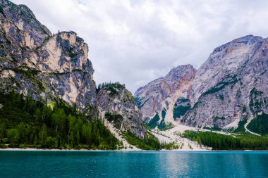 Alplerdeki dolomite dağları bulutlu ve manzara sisli.