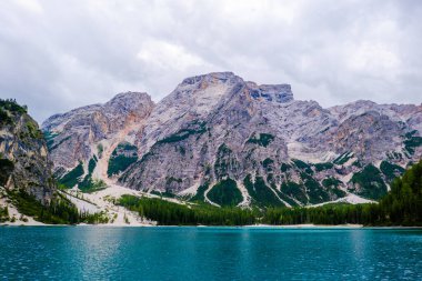 Alplerdeki dolomite dağları bulutlu ve manzara sisli.