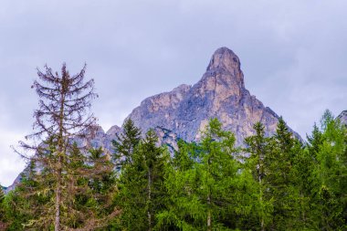 Alplerdeki dolomite dağları bulutlu ve manzara sisli.