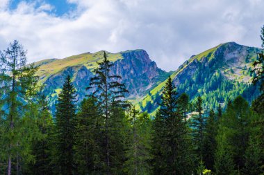 Alplerdeki dolomite dağları bulutlu ve manzara sisli.