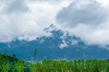 Alplerdeki dolomite dağları bulutlu ve manzara sisli.