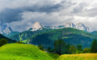 Alplerdeki dolomite dağları bulutlu ve manzara sisli.