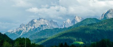 Alplerdeki dolomite dağları bulutlu ve manzara sisli.