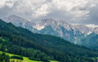 Alplerdeki dolomite dağları bulutlu ve manzara sisli.