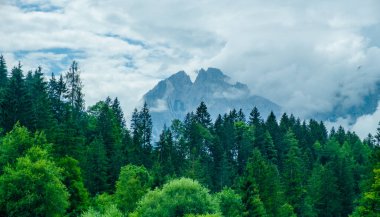 Alplerdeki dolomite dağları bulutlu ve manzara sisli.