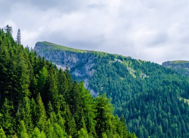 Alplerdeki dolomite dağları bulutlu ve manzara sisli.