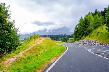 Alplerdeki dolomite dağları bulutlu ve manzara sisli.