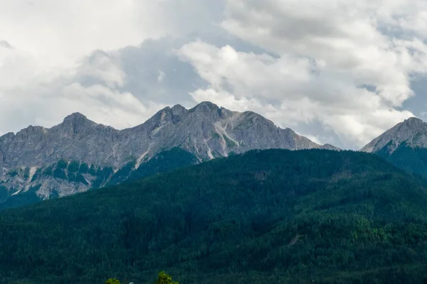 Montagne Dolomitiche Alpi Con Nuvole Nebbia Nel Paesaggio — Foto Stock