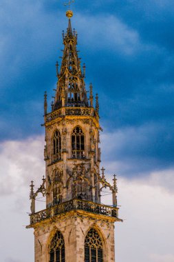 Katedral kilise dini, eski gotik kule duvarları.