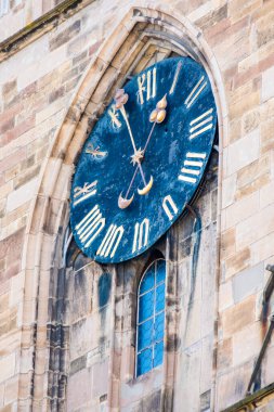 Katedral kilise dini, eski gotik kule duvarları.