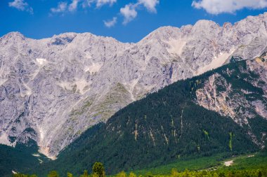 Alplerdeki dolomite dağları bulutlu ve manzara sisli.