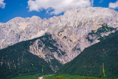 Alplerdeki dolomite dağları bulutlu ve manzara sisli.