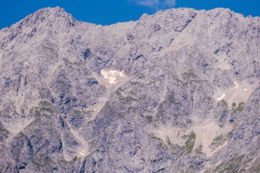 Alplerdeki dolomite dağları bulutlu ve manzara sisli.