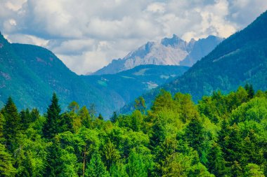 Alplerdeki dolomite dağları bulutlu ve manzara sisli.