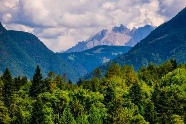 Alplerdeki dolomite dağları bulutlu ve manzara sisli.
