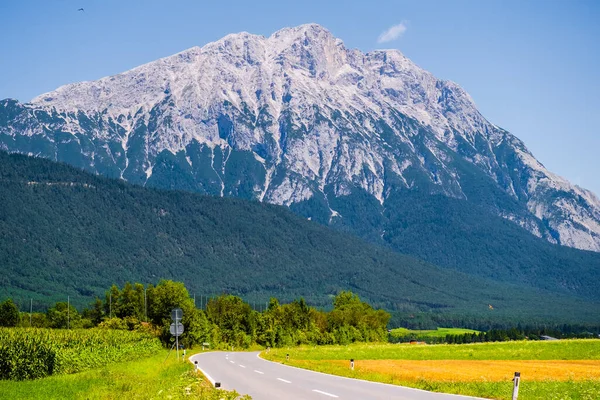 Alplerdeki dolomite dağları bulutlu ve manzara sisli.