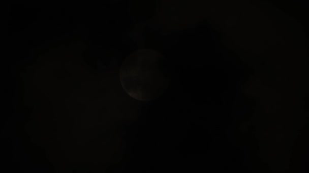 雲の中の明るい超満月 — ストック動画