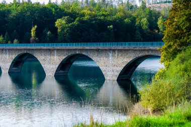 Köprüden nehre. Ulaşım. Trafik. Kıyıları bağlama..