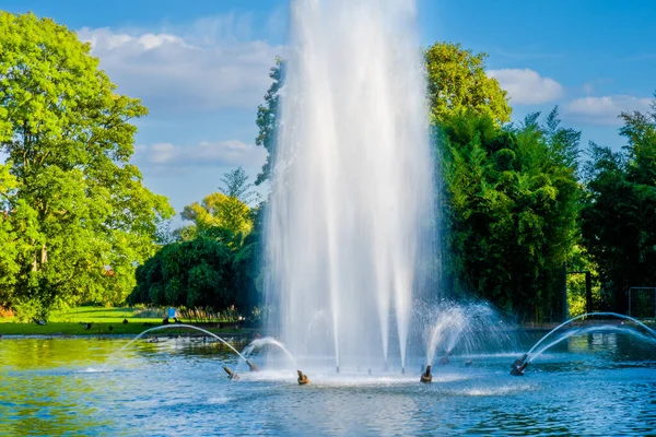 秋天公园的喷泉 水柱及水花 — 图库照片