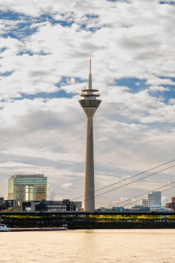 Düsseldorf şehir manzarası ve Rhein nehir kıyısı