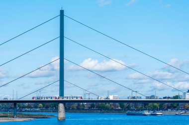 Düsseldorf şehir manzarası ve Rhein nehir kıyısı