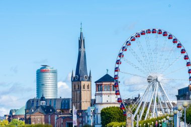 Düsseldorf şehir manzarası ve Rhein nehir kıyısı