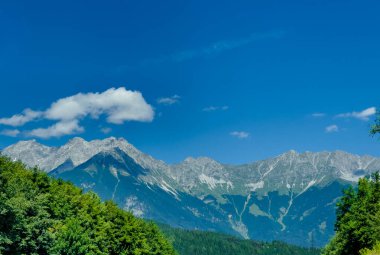 Alplerdeki dolomite dağları bulutlu ve manzara sisli.