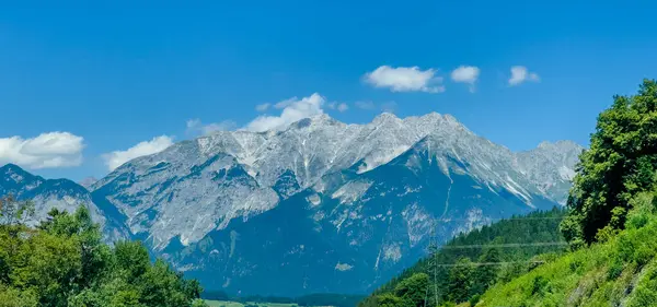 Alplerdeki dolomite dağları bulutlu ve manzara sisli.
