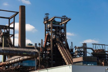 Kömür madeni endüstrisinden eski paslı metal yapımı.