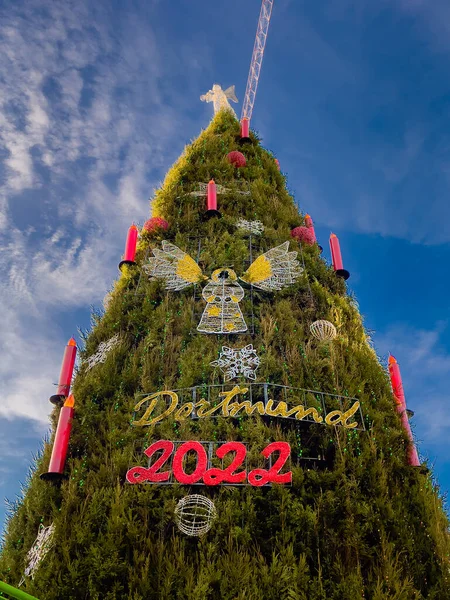 Noel ağacı melek ile süslenmiş yeni yıl 2022