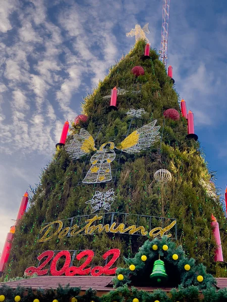 Noel ağacı melek ile süslenmiş yeni yıl 2022