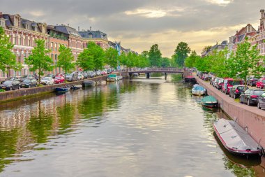 Hollanda 'nın tarihi Haarlem şehrinde nehir üzerindeki köprü.
