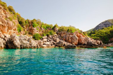 Güzel deniz manzarası, kayalıklı ve plajlı kıyı manzarası, Korfu adası, Yunanistan.