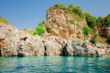 Güzel deniz manzarası, kayalıklı ve plajlı kıyı manzarası, Korfu adası, Yunanistan.