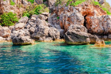 Güzel deniz manzarası, kayalıklı ve plajlı kıyı manzarası, Korfu adası, Yunanistan.