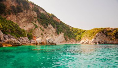 Güzel deniz manzarası, kayalıklı ve plajlı kıyı manzarası, Korfu adası, Yunanistan.