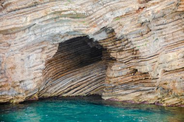 Güzel deniz manzarası, kayalıklı ve plajlı kıyı manzarası, Korfu adası, Yunanistan.