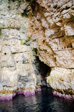Güzel deniz manzarası, kayalıklı ve plajlı kıyı manzarası, Korfu adası, Yunanistan.