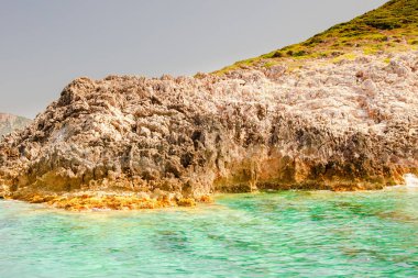 Güzel deniz manzarası, kayalıklı ve plajlı kıyı manzarası, Korfu adası, Yunanistan.