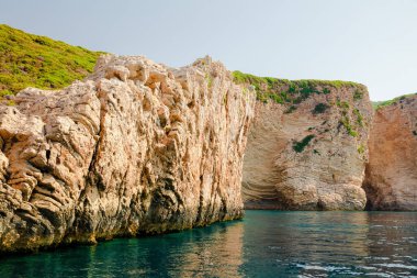 Güzel deniz manzarası, kayalıklı ve plajlı kıyı manzarası, Korfu adası, Yunanistan.